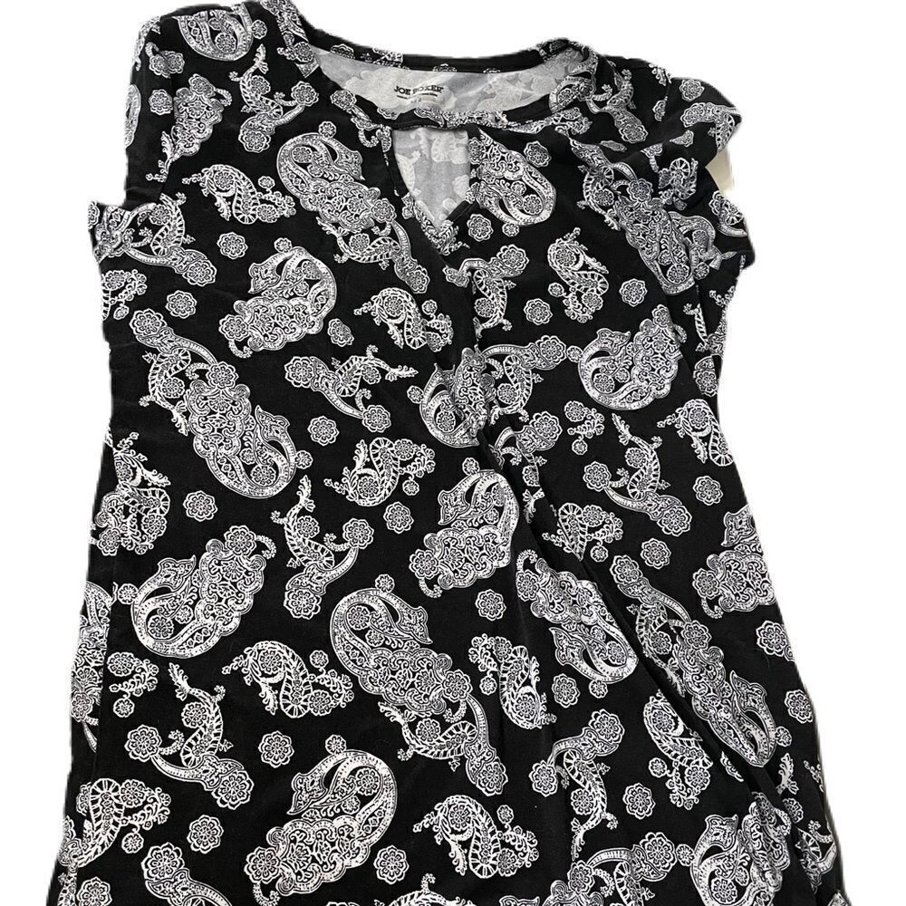 ⭐️5/$25 Joe Boxer Woman’s size Large Black Paisley Cutout/Vneck Tshirt